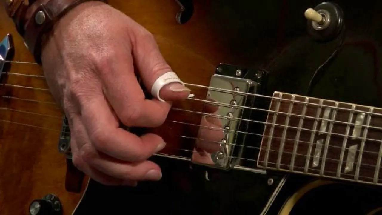 Intro to the Atkins/Travis Picking Rhythm Style
